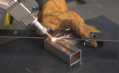 Лазерне зварювання в середовищі захисного газу (аргон). Техніка безпеки